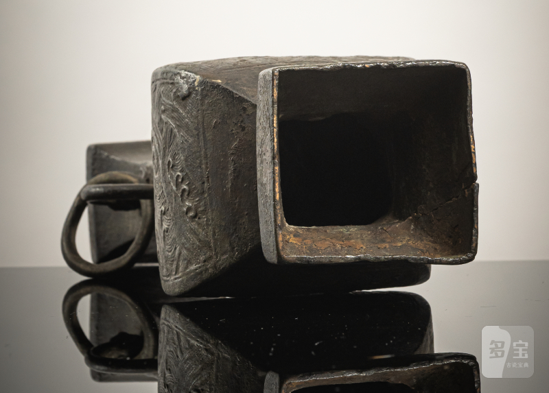 A four-sided bronze vase with wave decoration in relief and loose ring handles - 图4